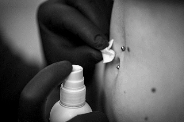 Piercing Stechen Desinfizieren Eingriff Foto copyright Bodyship Studio Halle