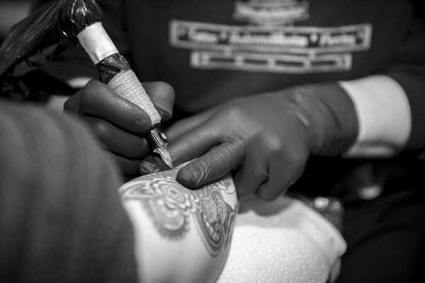 Tattoo Arbeitsplatz sw copyright Bodyship Studio Halle