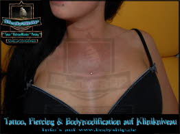Dekolette Brust Busen weiblich Dermal Anchor Microdermal Glitzer Piercing Bodymod by Bodyship Halle - Sachsen Anhalt - www