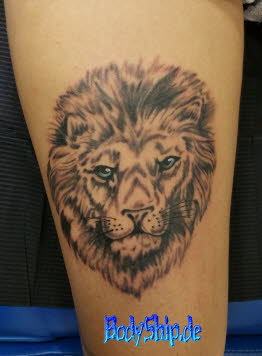 L�wenkopf schwarz wei� balue Augen Oberschenkel Tattoo im Bodyship Studio Halle n�he Leipzig